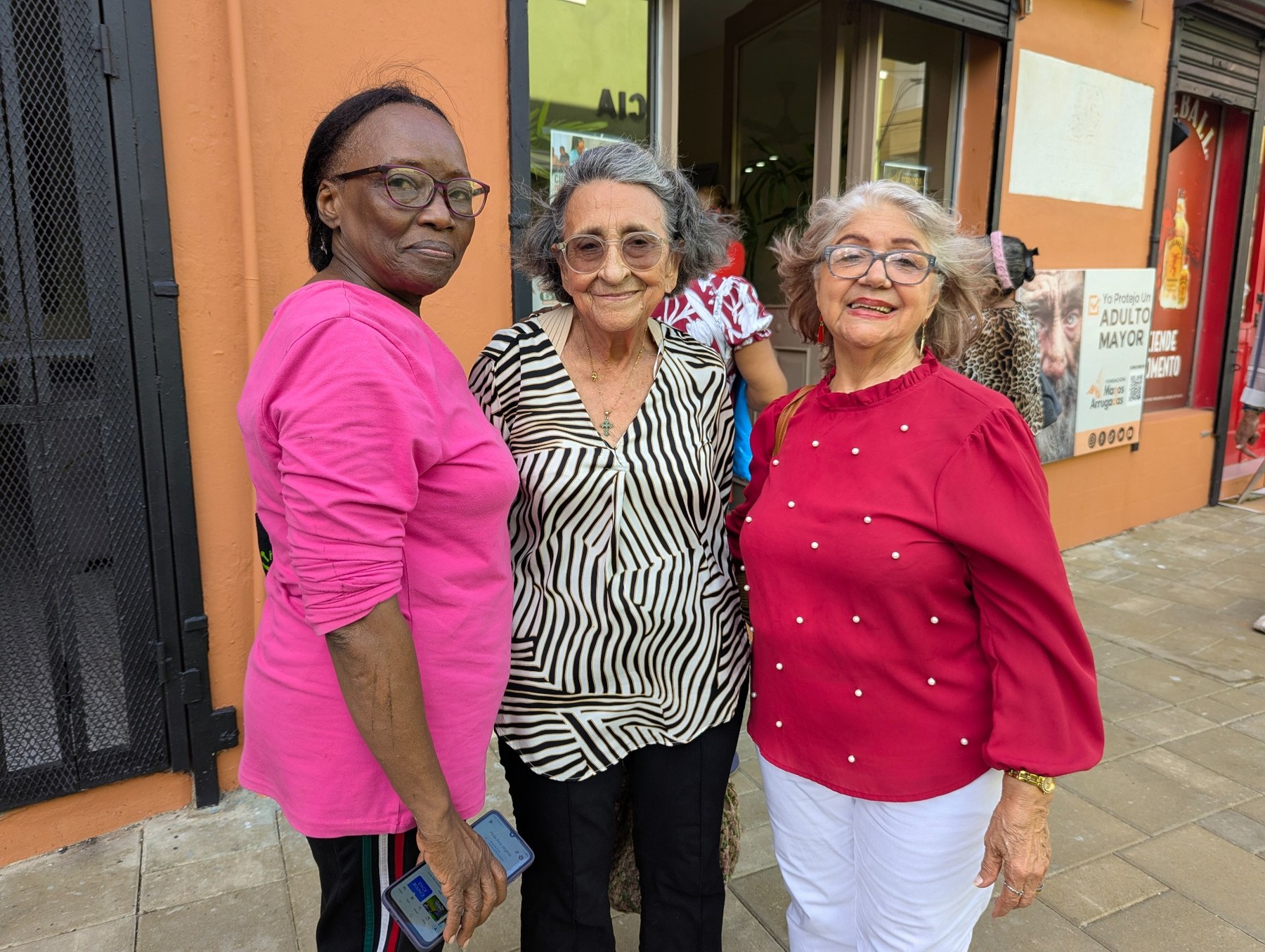 Personas adultas mayores compartiendo frente a FUNDAMARD